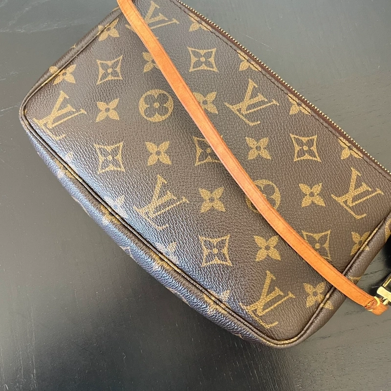 LOUIS VUITTON pochette accessoires monogram. Sac de luxe. SAC DE LUXE LV FULL SET CERTIFICAT D'AUTHENTICITE ENTRUPY