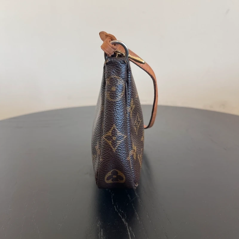 LOUIS VUITTON pochette accessoires monogram. Sac de luxe. SAC DE LUXE LV FULL SET CERTIFICAT D'AUTHENTICITE ENTRUPY