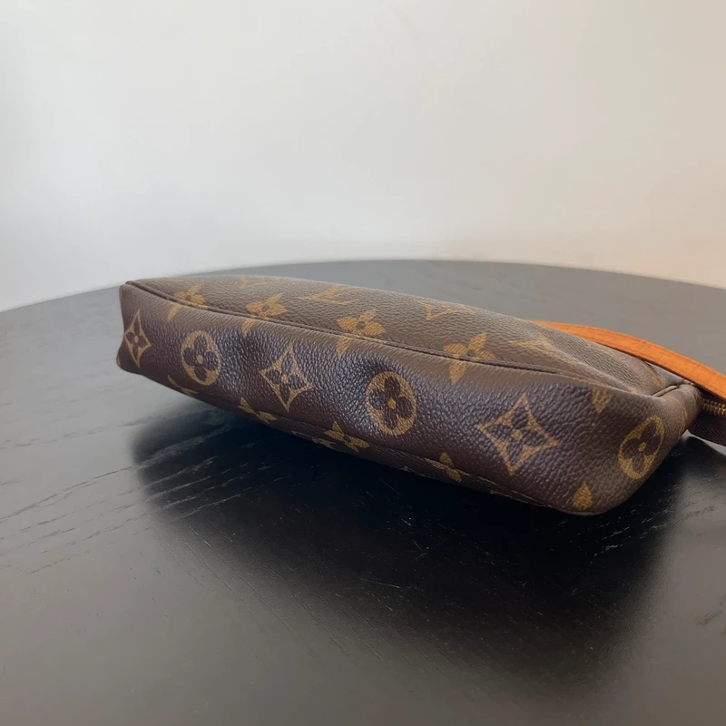 LOUIS VUITTON pochette accessoires monogram. Sac de luxe. SAC DE LUXE LV FULL SET CERTIFICAT D'AUTHENTICITE ENTRUPY