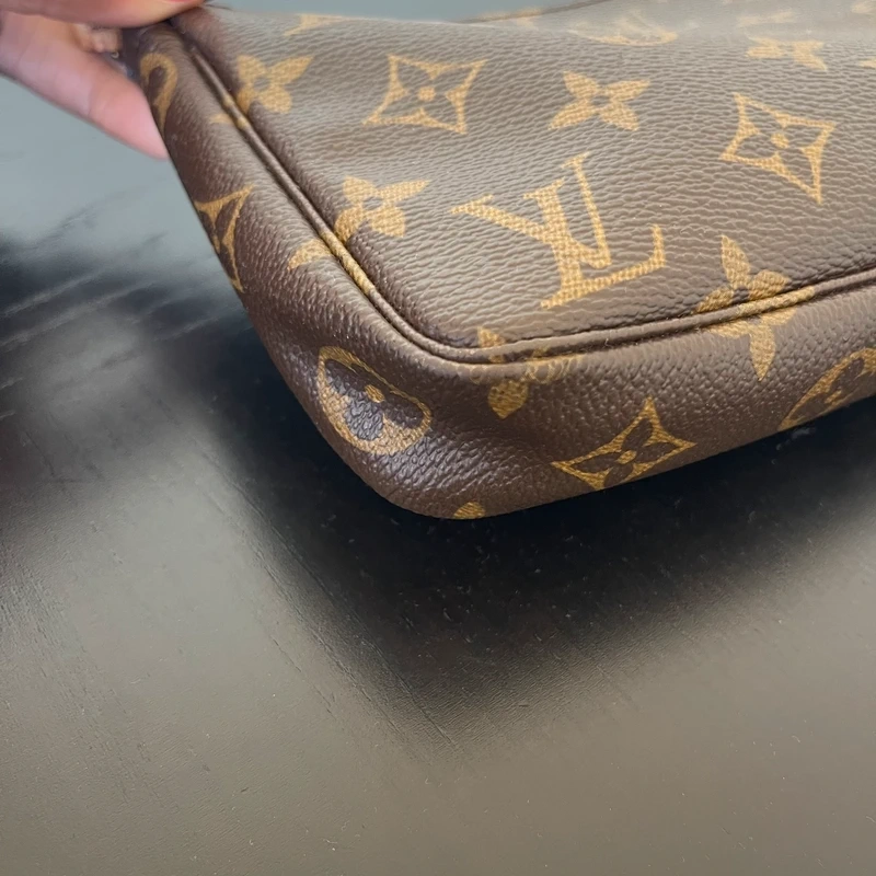 LOUIS VUITTON pochette accessoires monogram. Sac de luxe. SAC DE LUXE LV FULL SET CERTIFICAT D'AUTHENTICITE ENTRUPY
