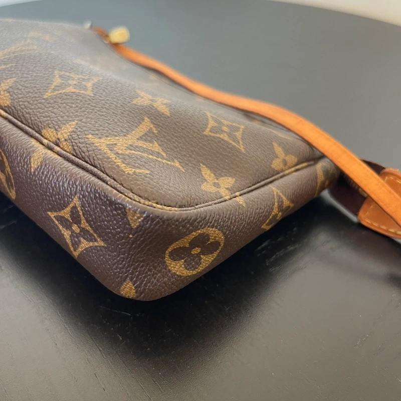 LOUIS VUITTON pochette accessoires monogram. Sac de luxe. SAC DE LUXE LV FULL SET CERTIFICAT D'AUTHENTICITE ENTRUPY