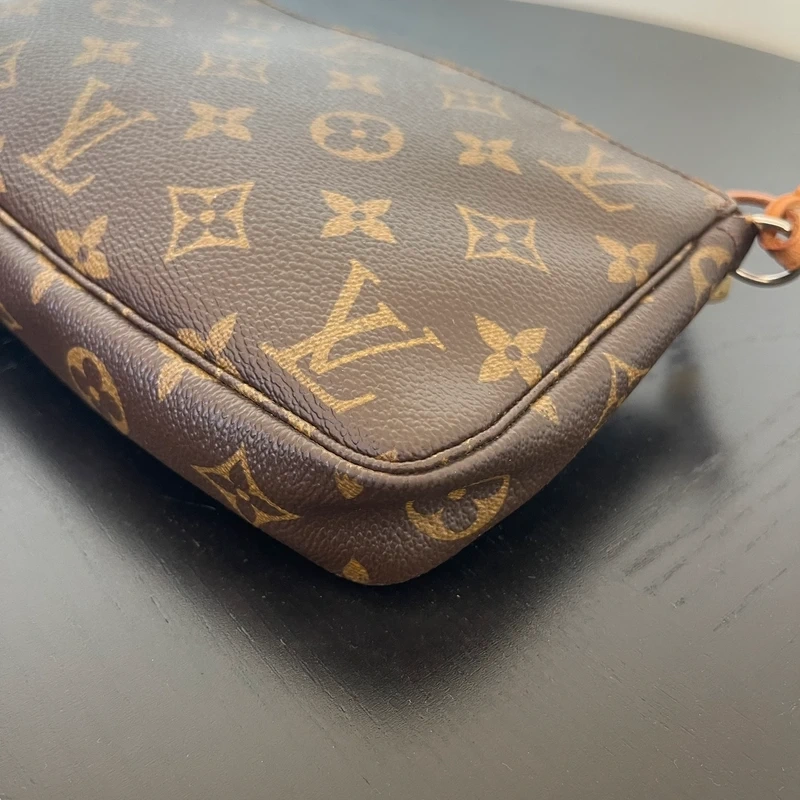 LOUIS VUITTON pochette accessoires monogram. Sac de luxe. SAC DE LUXE LV FULL SET CERTIFICAT D'AUTHENTICITE ENTRUPY