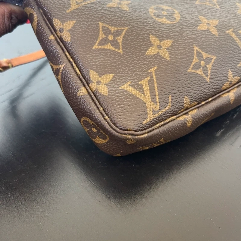 LOUIS VUITTON pochette accessoires monogram. Sac de luxe. SAC DE LUXE LV FULL SET CERTIFICAT D'AUTHENTICITE ENTRUPY