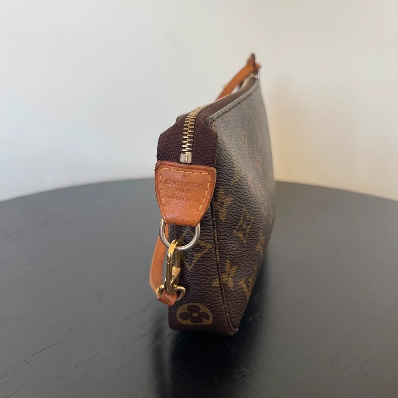 LOUIS VUITTON pochette accessoires monogram. Sac de luxe. SAC DE LUXE LV FULL SET CERTIFICAT D'AUTHENTICITE ENTRUPY