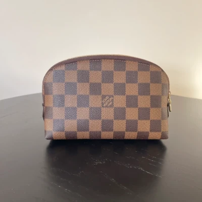 Louis Vuitton pochette cosmétique PM damier ébène. SAC DE LUXE DE SECONDE MAIN AUTHENTIQUE CERTIFICAT D'AUTHENTICITE ENTRUPY. SAC DE LUXE D'OCCASION PAS CHER. PETITE MAROQUINERIE LV
