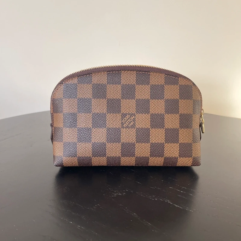 Louis Vuitton pochette cosmétique PM damier ébène. SAC DE LUXE DE SECONDE MAIN AUTHENTIQUE CERTIFICAT D'AUTHENTICITE ENTRUPY. SAC DE LUXE D'OCCASION PAS CHER. PETITE MAROQUINERIE LV
