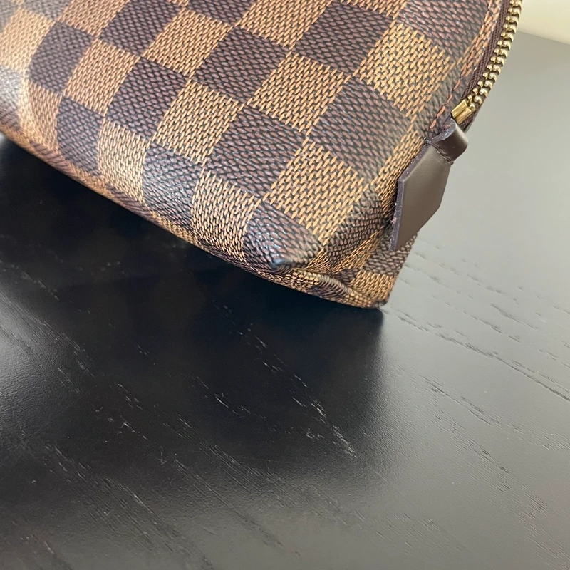 Louis Vuitton pochette cosmétique PM damier ébène. SAC DE LUXE DE SECONDE MAIN AUTHENTIQUE CERTIFICAT D'AUTHENTICITE ENTRUPY. SAC DE LUXE D'OCCASION PAS CHER. PETITE MAROQUINERIE LV