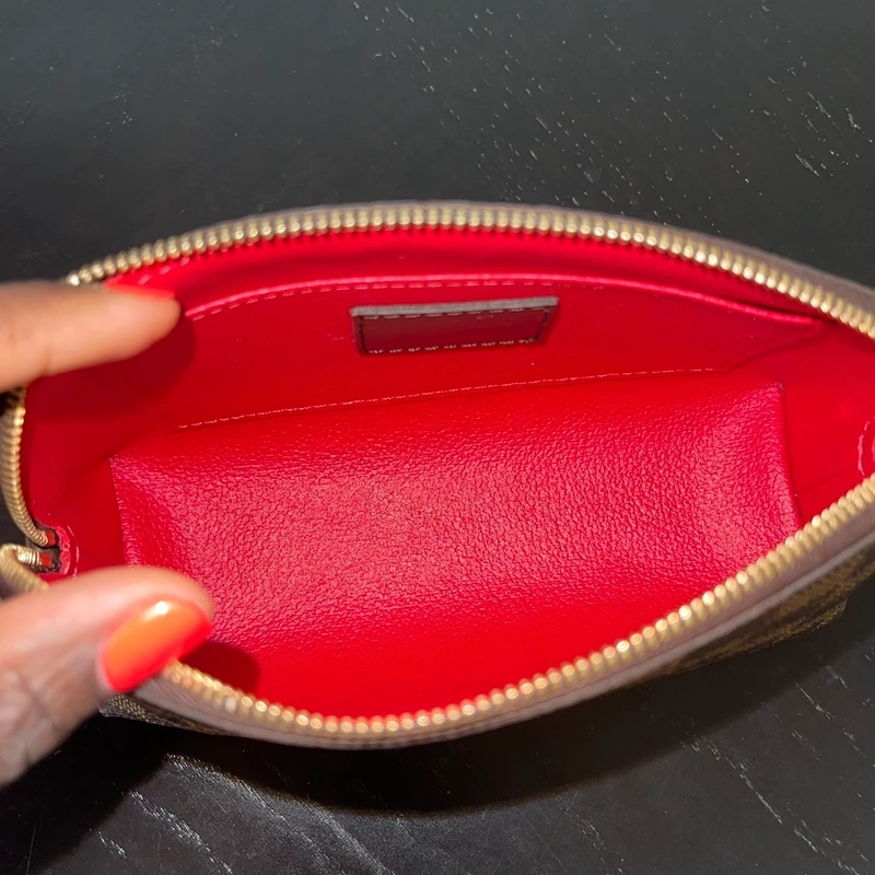 Louis Vuitton pochette cosmétique PM damier ébène. SAC DE LUXE DE SECONDE MAIN AUTHENTIQUE CERTIFICAT D'AUTHENTICITE ENTRUPY. SAC DE LUXE D'OCCASION PAS CHER. PETITE MAROQUINERIE LV