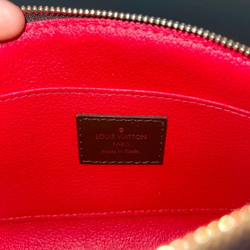 Louis Vuitton pochette cosmétique PM damier ébène. SAC DE LUXE DE SECONDE MAIN AUTHENTIQUE CERTIFICAT D'AUTHENTICITE ENTRUPY. SAC DE LUXE D'OCCASION PAS CHER. PETITE MAROQUINERIE LV