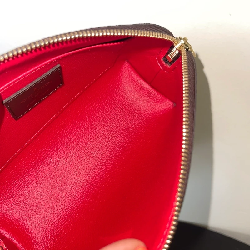 Louis Vuitton pochette cosmétique PM damier ébène. SAC DE LUXE DE SECONDE MAIN AUTHENTIQUE CERTIFICAT D'AUTHENTICITE ENTRUPY. SAC DE LUXE D'OCCASION PAS CHER. PETITE MAROQUINERIE LV