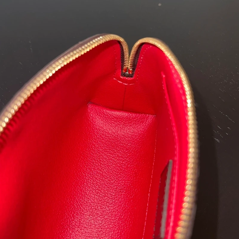 Louis Vuitton pochette cosmétique PM damier ébène. SAC DE LUXE DE SECONDE MAIN AUTHENTIQUE CERTIFICAT D'AUTHENTICITE ENTRUPY. SAC DE LUXE D'OCCASION PAS CHER. PETITE MAROQUINERIE LV