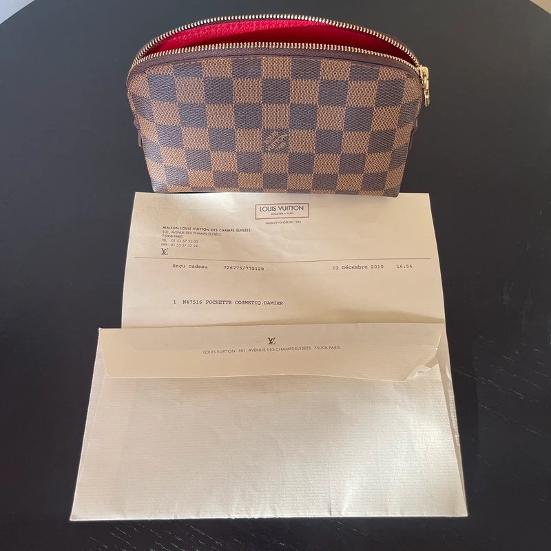 Louis Vuitton pochette cosmétique PM damier ébène. SAC DE LUXE DE SECONDE MAIN AUTHENTIQUE CERTIFICAT D'AUTHENTICITE ENTRUPY. SAC DE LUXE D'OCCASION PAS CHER. PETITE MAROQUINERIE LV
