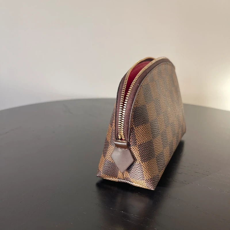 Louis Vuitton pochette cosmétique PM damier ébène. SAC DE LUXE DE SECONDE MAIN AUTHENTIQUE CERTIFICAT D'AUTHENTICITE ENTRUPY. SAC DE LUXE D'OCCASION PAS CHER. PETITE MAROQUINERIE LV