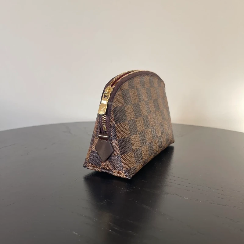 Louis Vuitton pochette cosmétique PM damier ébène. SAC DE LUXE DE SECONDE MAIN AUTHENTIQUE CERTIFICAT D'AUTHENTICITE ENTRUPY. SAC DE LUXE D'OCCASION PAS CHER. PETITE MAROQUINERIE LV