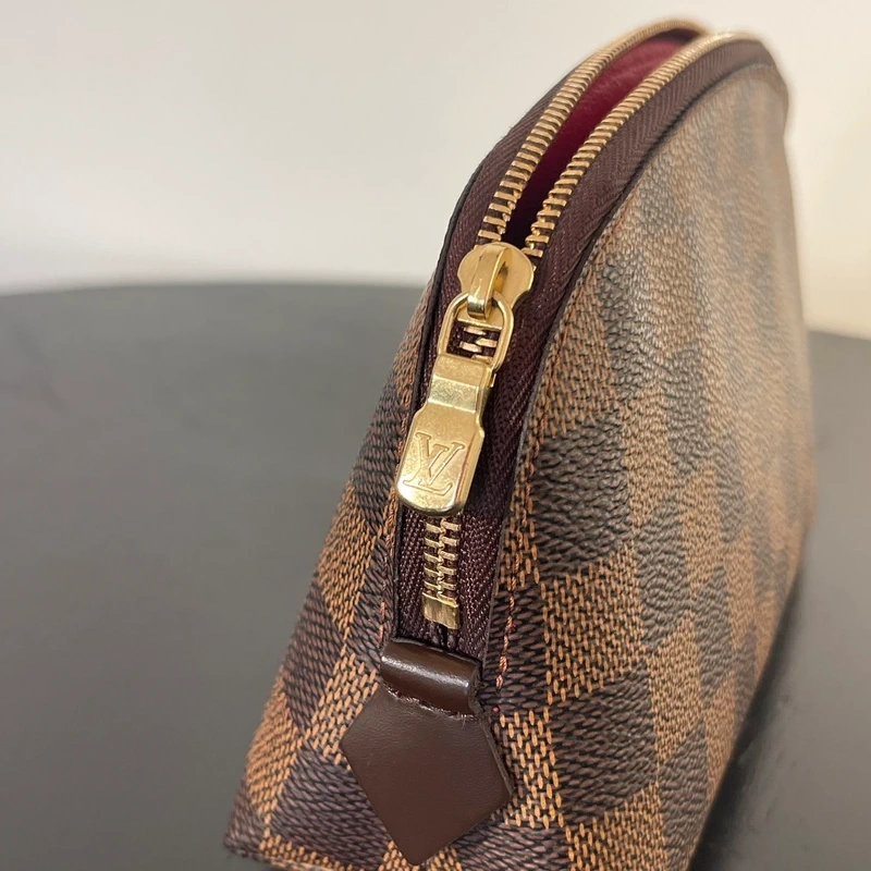 Louis Vuitton pochette cosmétique PM damier ébène. SAC DE LUXE DE SECONDE MAIN AUTHENTIQUE CERTIFICAT D'AUTHENTICITE ENTRUPY. SAC DE LUXE D'OCCASION PAS CHER. PETITE MAROQUINERIE LV