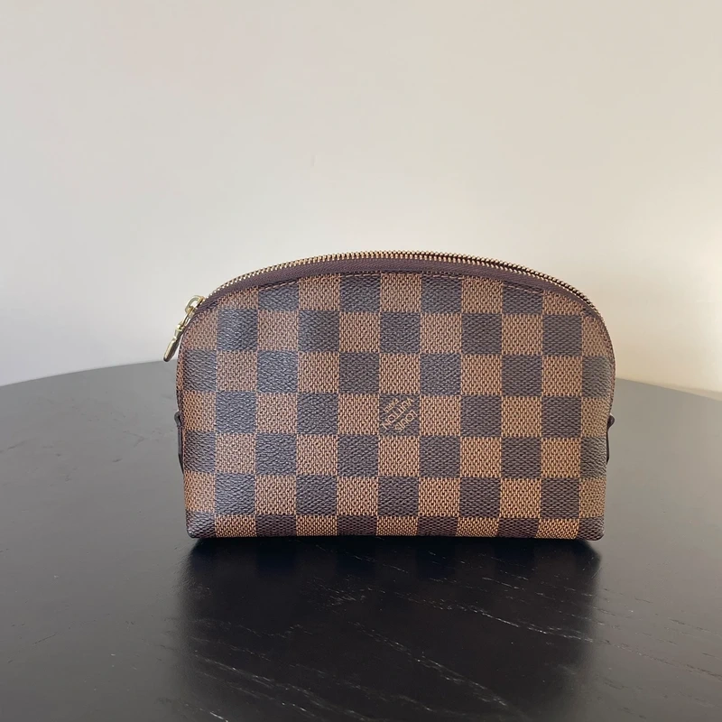 Louis Vuitton pochette cosmétique PM damier ébène. SAC DE LUXE DE SECONDE MAIN AUTHENTIQUE CERTIFICAT D'AUTHENTICITE ENTRUPY. SAC DE LUXE D'OCCASION PAS CHER. PETITE MAROQUINERIE LV