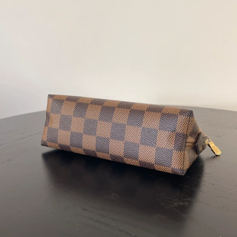 Louis Vuitton pochette cosmétique PM damier ébène. SAC DE LUXE DE SECONDE MAIN AUTHENTIQUE CERTIFICAT D'AUTHENTICITE ENTRUPY. SAC DE LUXE D'OCCASION PAS CHER. PETITE MAROQUINERIE LV