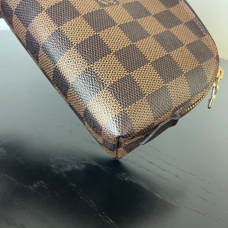 Louis Vuitton pochette cosmétique PM damier ébène. SAC DE LUXE DE SECONDE MAIN AUTHENTIQUE CERTIFICAT D'AUTHENTICITE ENTRUPY. SAC DE LUXE D'OCCASION PAS CHER. PETITE MAROQUINERIE LV