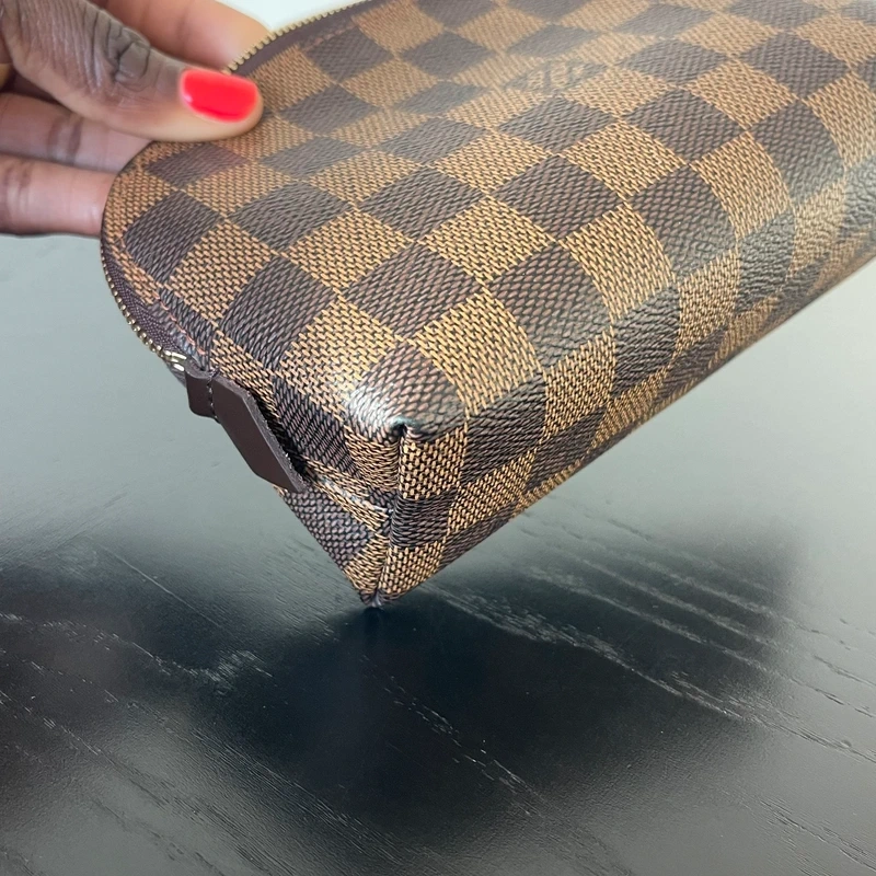 Louis Vuitton pochette cosmétique PM damier ébène. SAC DE LUXE DE SECONDE MAIN AUTHENTIQUE CERTIFICAT D'AUTHENTICITE ENTRUPY. SAC DE LUXE D'OCCASION PAS CHER. PETITE MAROQUINERIE LV