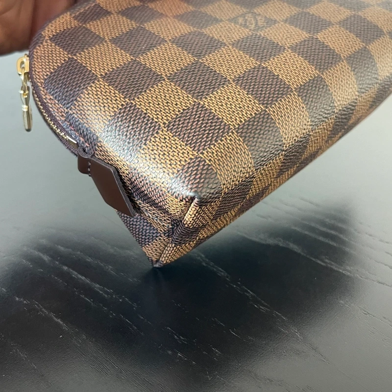 Louis Vuitton pochette cosmétique PM damier ébène. SAC DE LUXE DE SECONDE MAIN AUTHENTIQUE CERTIFICAT D'AUTHENTICITE ENTRUPY. SAC DE LUXE D'OCCASION PAS CHER. PETITE MAROQUINERIE LV