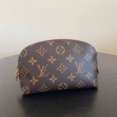 LOUIS VUITTON pochette cosmétique PM monogram LUXE DE SECONDE MAIN AUTHENTIQUE. SAC DE LUXE