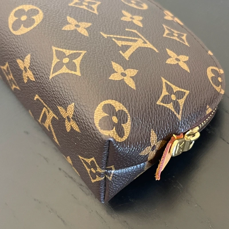 LOUIS VUITTON pochette cosmétique PM monogram LUXE DE SECONDE MAIN AUTHENTIQUE. SAC DE LUXE