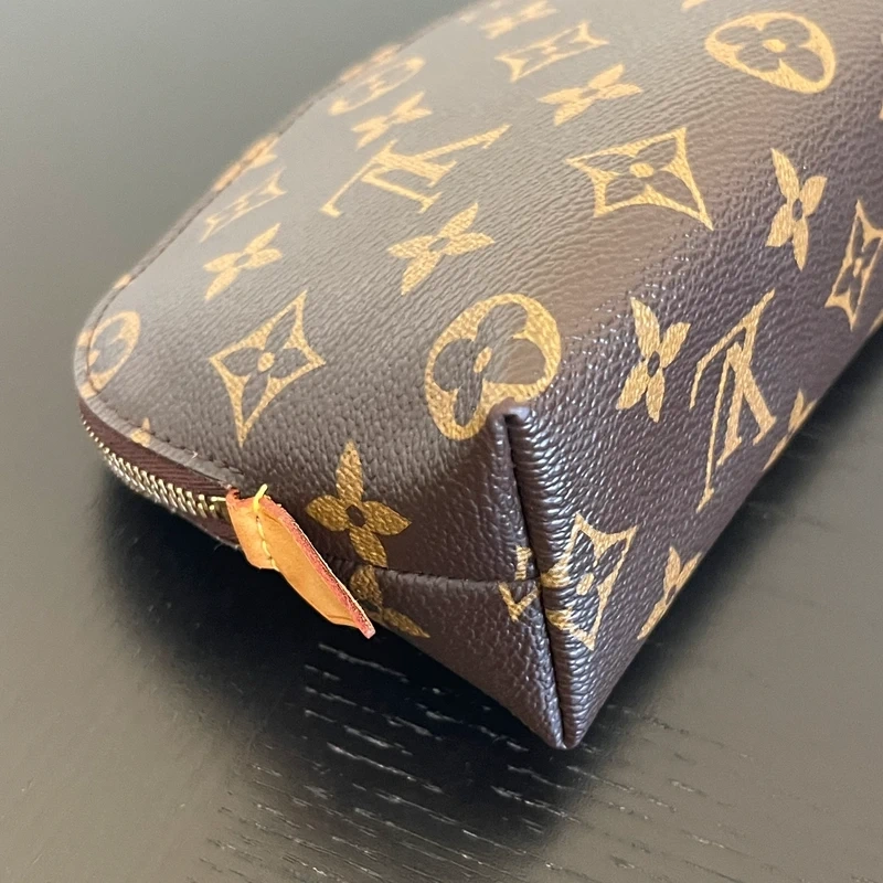 LOUIS VUITTON pochette cosmétique PM monogram LUXE DE SECONDE MAIN AUTHENTIQUE. SAC DE LUXE