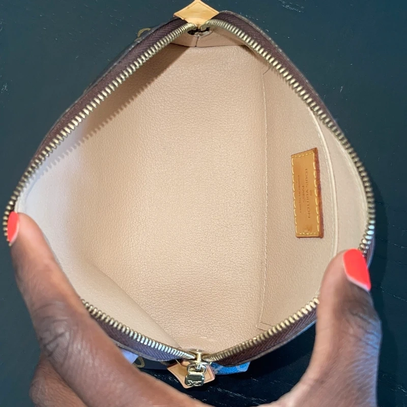LOUIS VUITTON pochette cosmétique PM monogram LUXE DE SECONDE MAIN AUTHENTIQUE. SAC DE LUXE