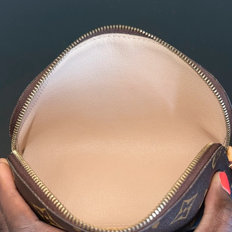 LOUIS VUITTON pochette cosmétique PM monogram LUXE DE SECONDE MAIN AUTHENTIQUE. SAC DE LUXE