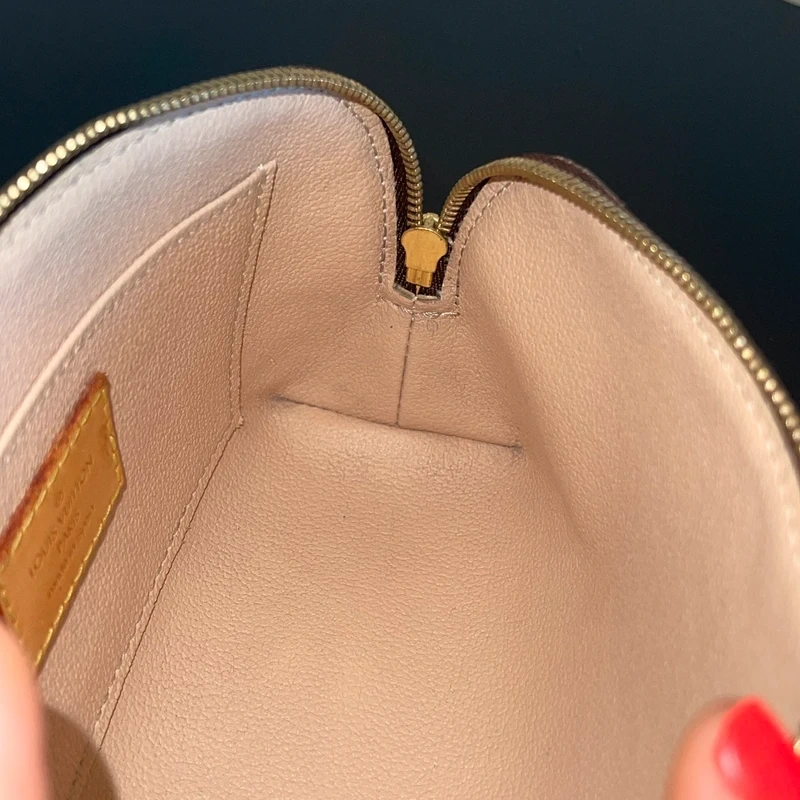 LOUIS VUITTON pochette cosmétique PM monogram LUXE DE SECONDE MAIN AUTHENTIQUE. SAC DE LUXE