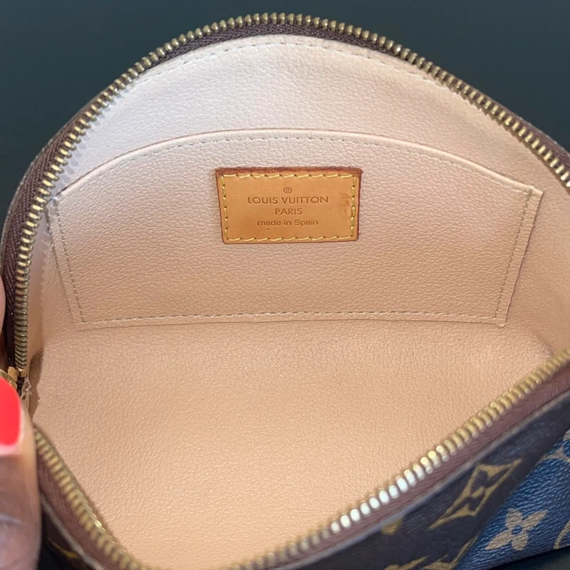 LOUIS VUITTON pochette cosmétique PM monogram LUXE DE SECONDE MAIN AUTHENTIQUE. SAC DE LUXE