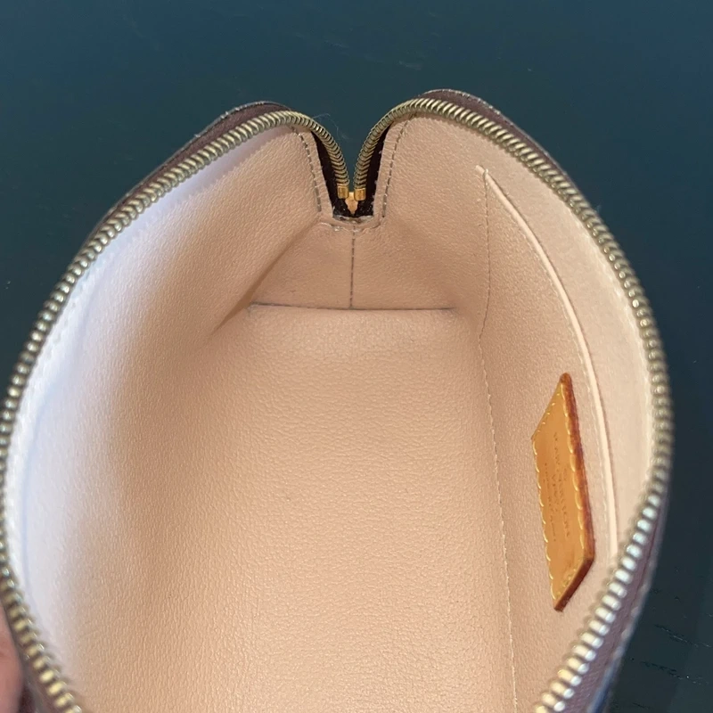 LOUIS VUITTON pochette cosmétique PM monogram LUXE DE SECONDE MAIN AUTHENTIQUE. SAC DE LUXE