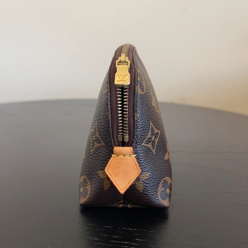 LOUIS VUITTON pochette cosmétique PM monogram LUXE DE SECONDE MAIN AUTHENTIQUE. SAC DE LUXE