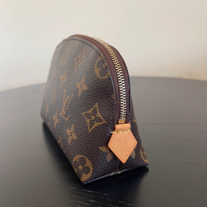 LOUIS VUITTON pochette cosmétique PM monogram LUXE DE SECONDE MAIN AUTHENTIQUE. SAC DE LUXE