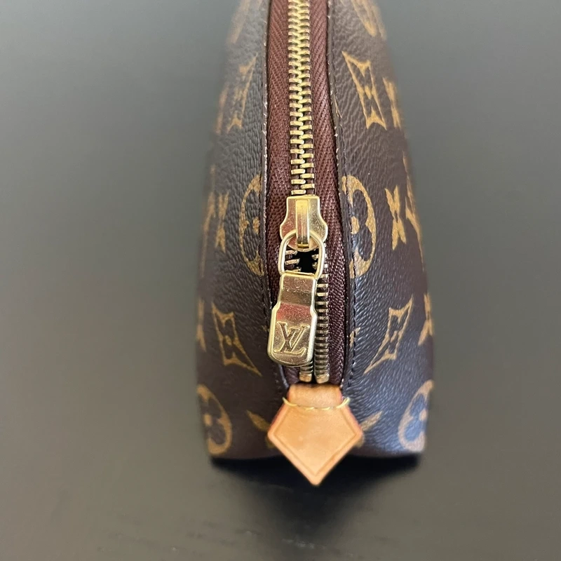 LOUIS VUITTON pochette cosmétique PM monogram LUXE DE SECONDE MAIN AUTHENTIQUE. SAC DE LUXE