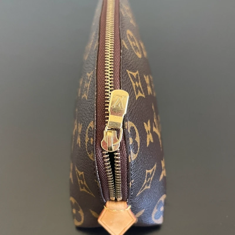 LOUIS VUITTON pochette cosmétique PM monogram LUXE DE SECONDE MAIN AUTHENTIQUE. SAC DE LUXE
