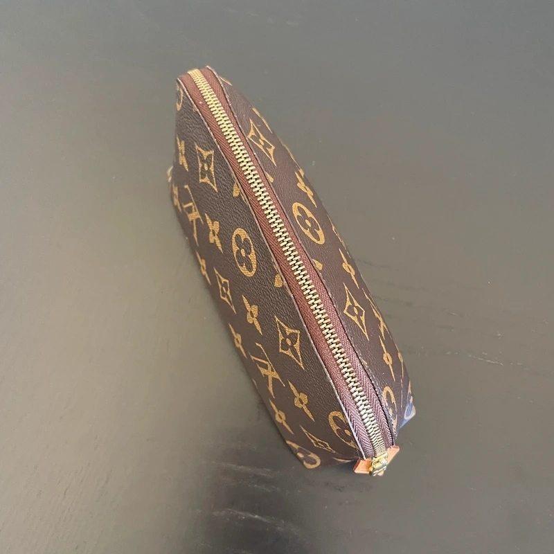 LOUIS VUITTON pochette cosmétique PM monogram LUXE DE SECONDE MAIN AUTHENTIQUE. SAC DE LUXE