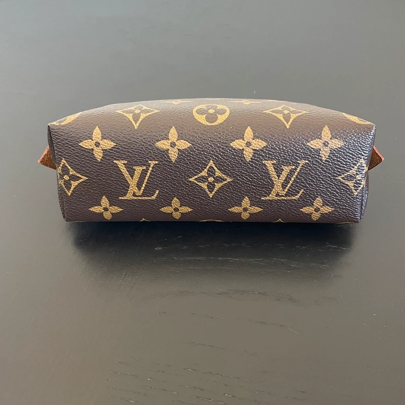 LOUIS VUITTON pochette cosmétique PM monogram LUXE DE SECONDE MAIN AUTHENTIQUE. SAC DE LUXE
