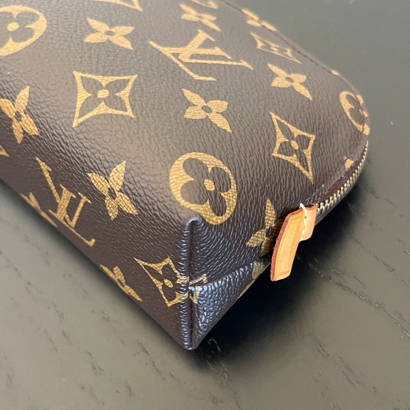 LOUIS VUITTON pochette cosmétique PM monogram LUXE DE SECONDE MAIN AUTHENTIQUE. SAC DE LUXE
