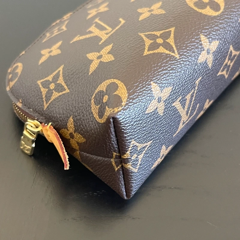 LOUIS VUITTON pochette cosmétique PM monogram LUXE DE SECONDE MAIN AUTHENTIQUE. SAC DE LUXE