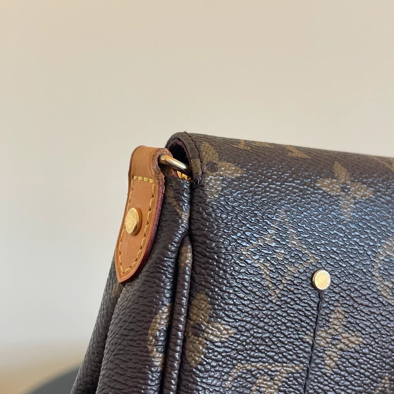 LOUIS VUITTON pochette favorite PM en toile en toile monogram SAC DE LUXE DE SECONDE MAIN AUTHENTIQUE. CERTIFICAT ENTRUPY