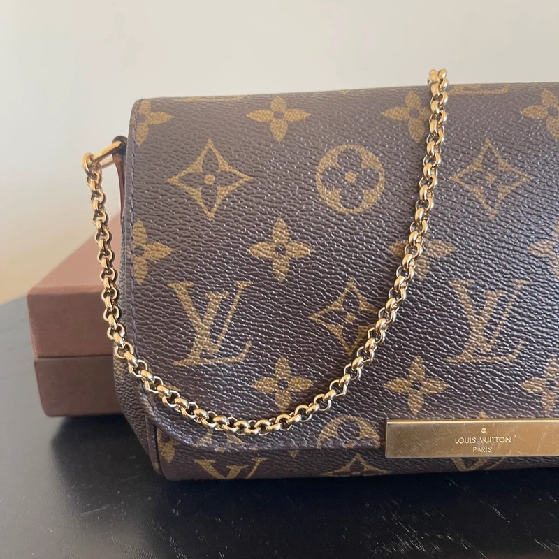 LOUIS VUITTON pochette favorite PM en toile en toile monogram SAC DE LUXE DE SECONDE MAIN AUTHENTIQUE. CERTIFICAT ENTRUPY