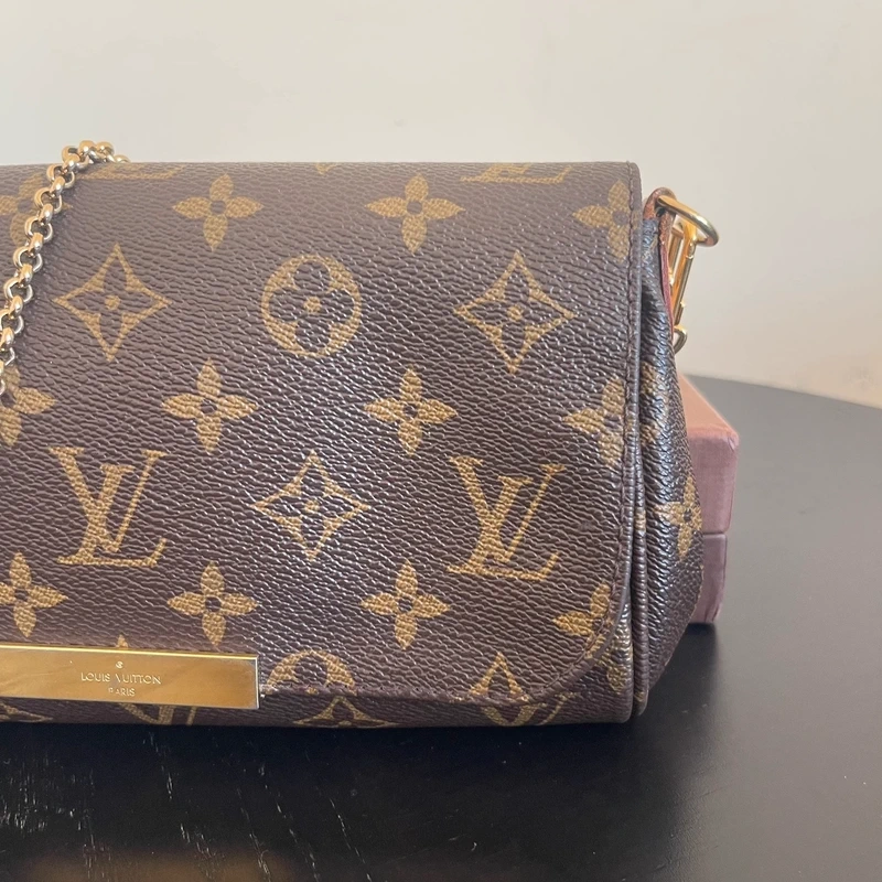 LOUIS VUITTON pochette favorite PM en toile en toile monogram SAC DE LUXE DE SECONDE MAIN AUTHENTIQUE. CERTIFICAT ENTRUPY