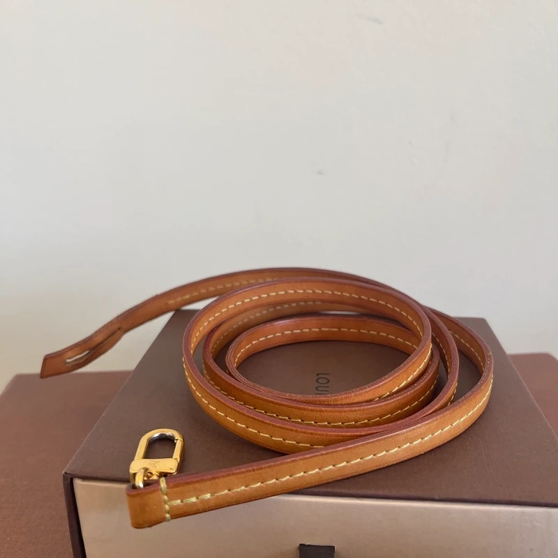 LOUIS VUITTON pochette favorite PM en toile en toile monogram SAC DE LUXE DE SECONDE MAIN AUTHENTIQUE. CERTIFICAT ENTRUPY