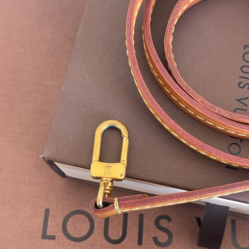 LOUIS VUITTON pochette favorite PM en toile en toile monogram SAC DE LUXE DE SECONDE MAIN AUTHENTIQUE. CERTIFICAT ENTRUPY