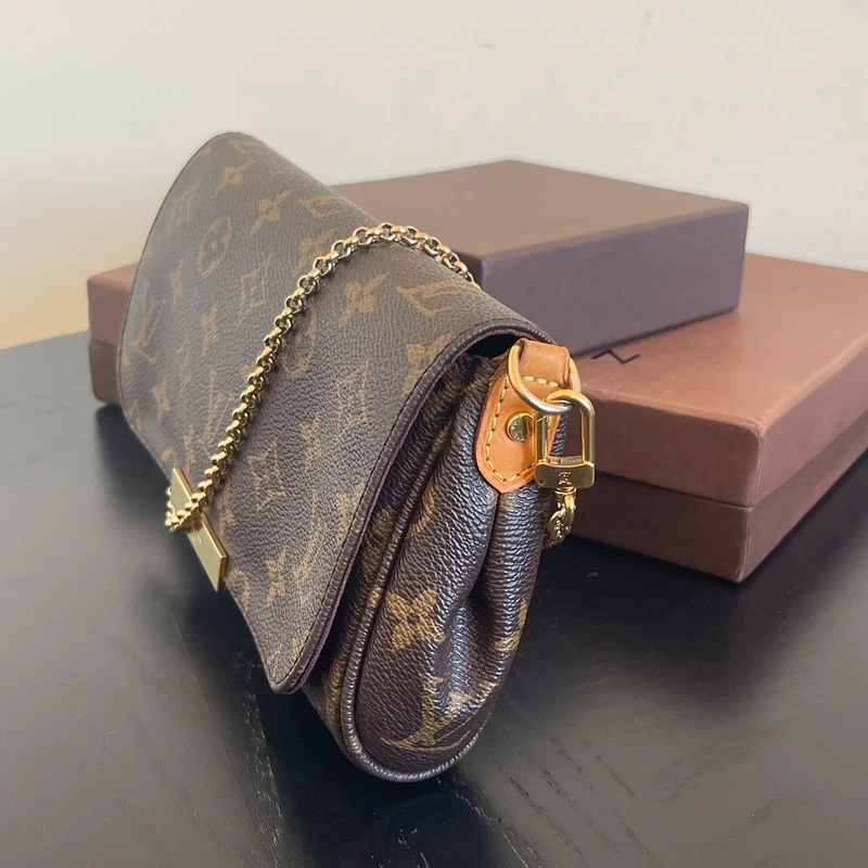 LOUIS VUITTON pochette favorite PM en toile en toile monogram SAC DE LUXE DE SECONDE MAIN AUTHENTIQUE. CERTIFICAT ENTRUPY