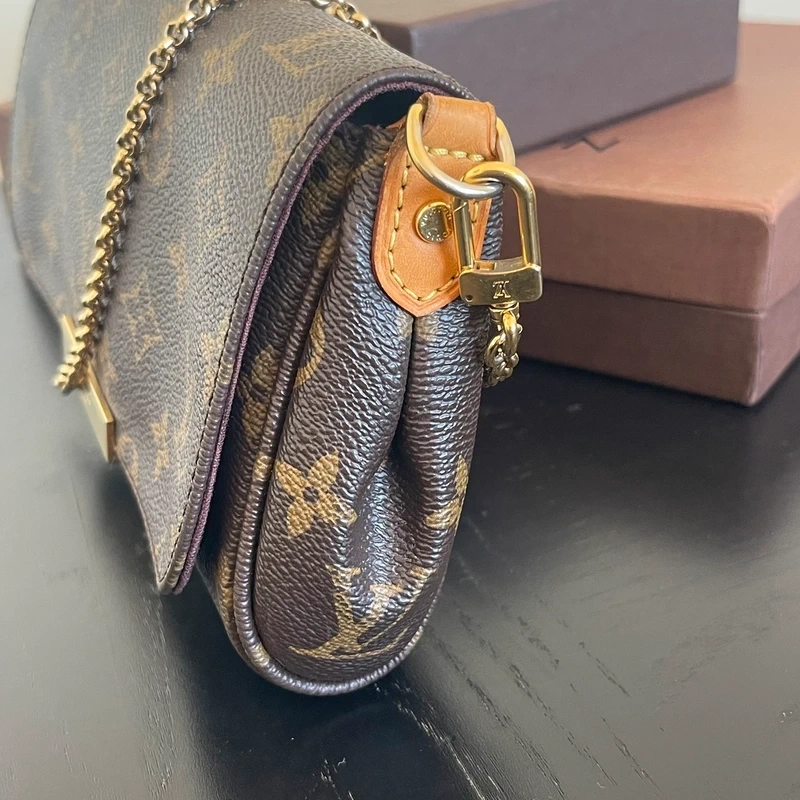 LOUIS VUITTON pochette favorite PM en toile en toile monogram SAC DE LUXE DE SECONDE MAIN AUTHENTIQUE. CERTIFICAT ENTRUPY