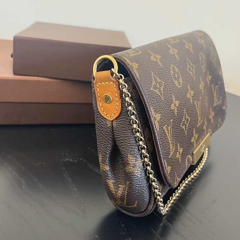LOUIS VUITTON pochette favorite PM en toile en toile monogram SAC DE LUXE DE SECONDE MAIN AUTHENTIQUE. CERTIFICAT ENTRUPY