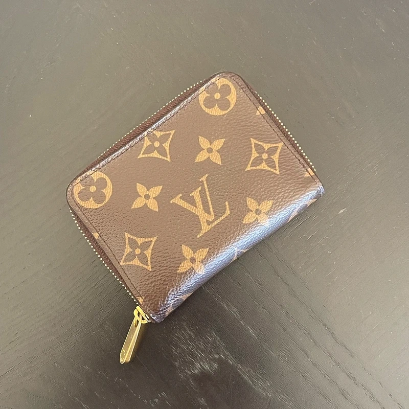 Louis Vuitton porte monnaie zippy monogram LUXE DE SECONDE MAIN AUTHENTIQUE CERTIFICAT D'AUTHENTICITE ENTRUPY. SAC DE LUXE D'OCCASION PAS CHER.