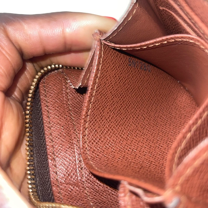 Louis Vuitton porte monnaie zippy monogram LUXE DE SECONDE MAIN AUTHENTIQUE CERTIFICAT D'AUTHENTICITE ENTRUPY. SAC DE LUXE D'OCCASION PAS CHER.